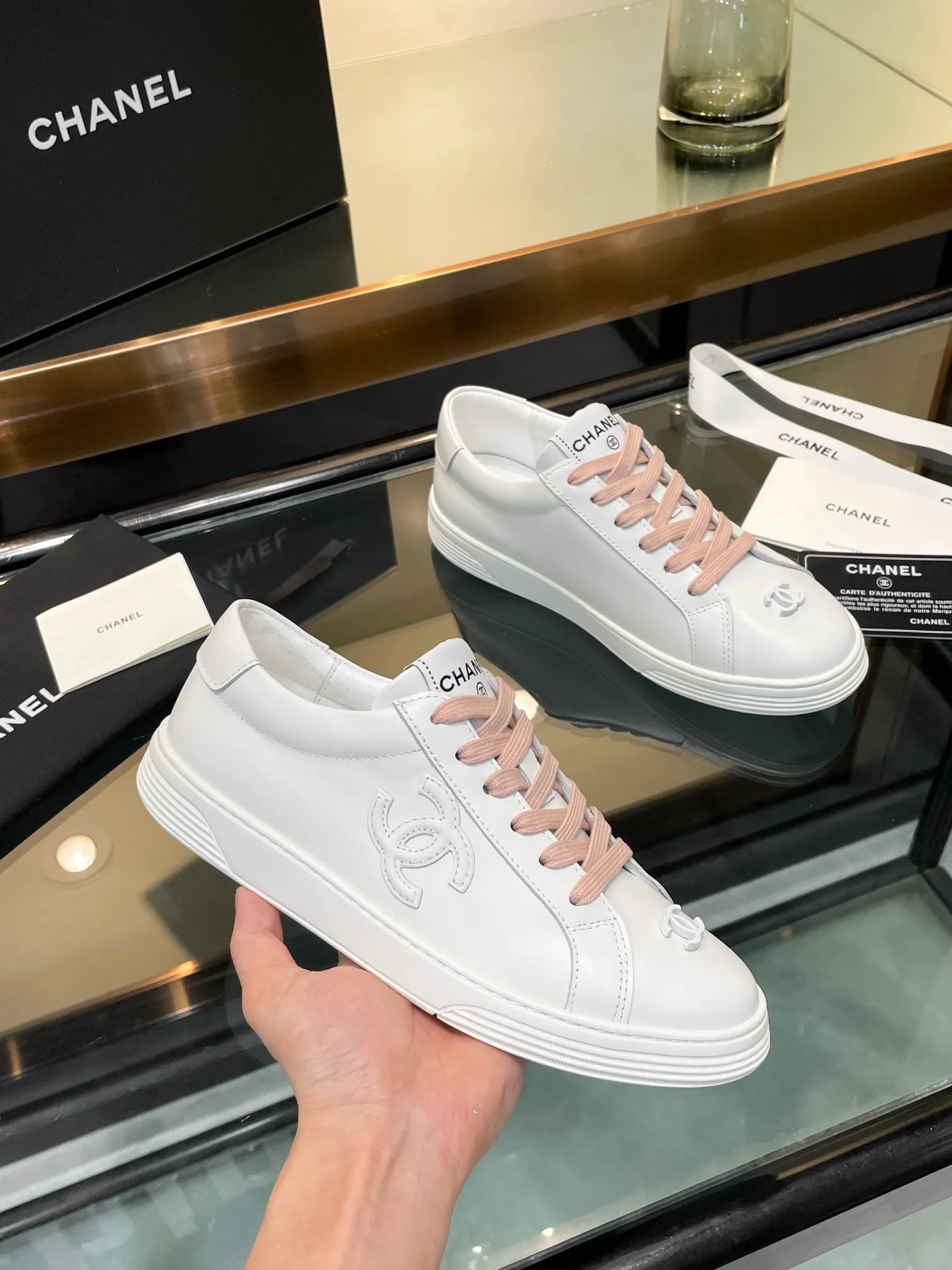 👟👟Ex-factory price 520👟👟Chanel Chanel 25SF latest model full leather panda color white shoes casual sports shoes skateboard shoes original purchase and development production Xiaoxiang C Home Another super popular item in the counter, loved by Internet celebrity bloggers and sisters, and various praises on social platforms. It is very popular, has a high texture, is breathable and super spring and summer. Seeing this issue always arouses the inner desire of girls for fashion. The latest suede material, classic black and white color, full of fashionable feeling on the feet, easy to care for. Fabric: Original customized imported cowhide material. Lining: Customized soft sheepskin lining. Sole: Original molded TPU non-slip outsole. Bottom thickness: 2.5CM. Size: Women's size 35-40 (custom-made sizes 40 are non-refundable)
